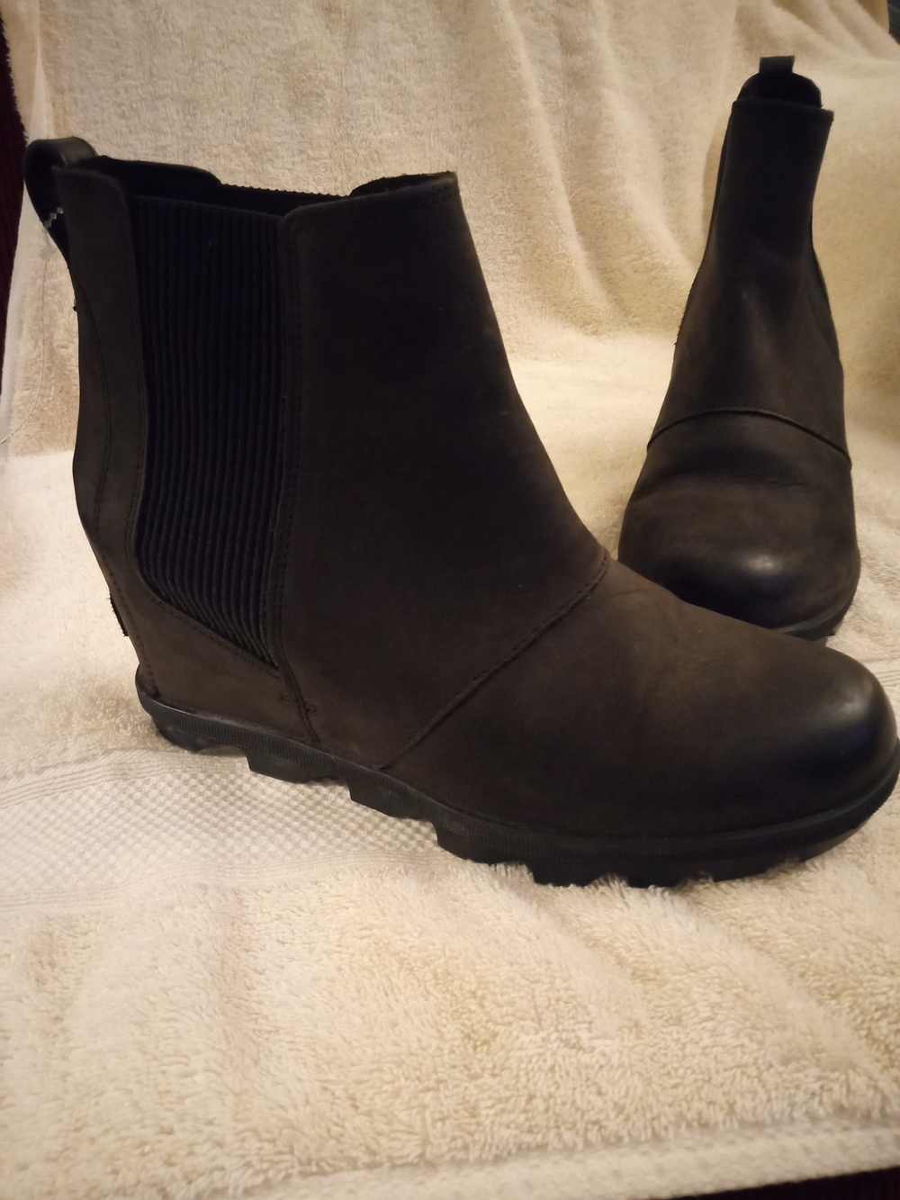 Sorel Black Chelsea Ankle Boots with Elastic Side Panels
